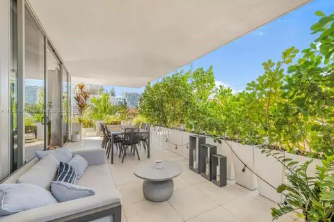 Exterior - 300 Collins Ave #3E, Miami Beach, FL 33139 photo 1 of 2