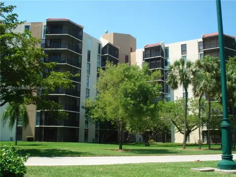 3101 N Country Club Dr #306, Aventura, FL 33180