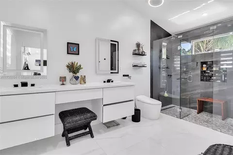 Bath - 7620 SW 105th Ter, Pinecrest, FL 33156 photo 1 of 2