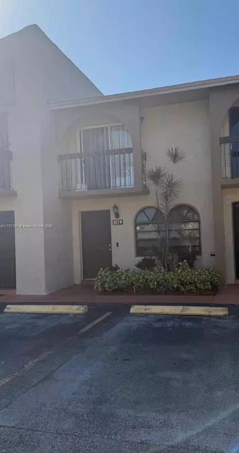1054 W 79th St #12, Hialeah, FL 33014