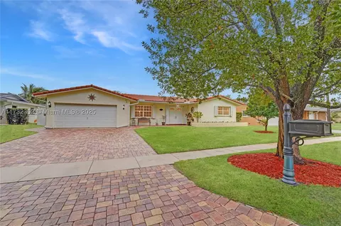 1811 NW 106th Ter, Pembroke Pines, FL 33026