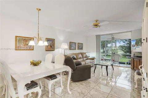 9621 Sunrise Lakes Blvd #112, Sunrise, FL 33322