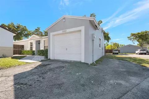 19901 NW 67th Cir Ct, Hialeah, FL 33015