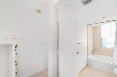 325 S Biscayne Blvd #1726, Miami, FL 33131 photo 14