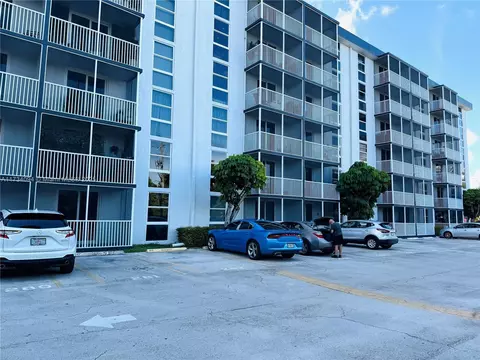 16950 W Dixie Hwy #A429, North Miami Beach, FL 33160