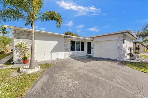 941 NW 89th Ter, Pembroke Pines, FL 33024