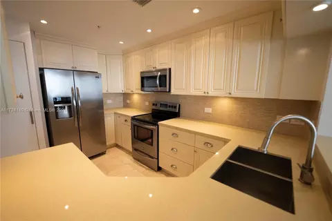 Kitchen - 801 Brickell Key Blvd #3104, Miami, FL 33131 photo 2 of 2