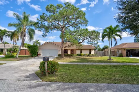 7394 Hazelwood Cir, Lake Worth, FL 33467