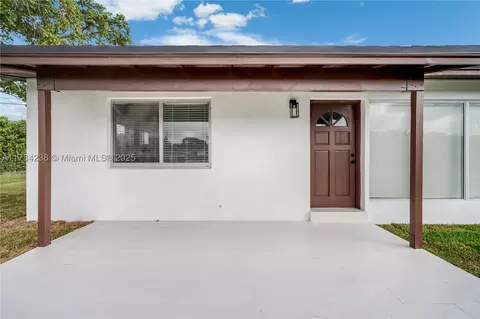 8831 SW 43rd St, Miami, FL 33165