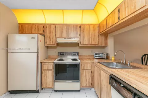 9230 NW 1st St #206, Pembroke Pines, FL 33024