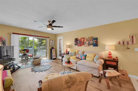 6239 Bay Club Dr #4, Fort Lauderdale, FL 33308