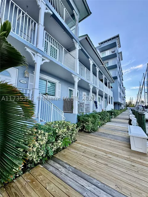 2415 NW 16th St #SLIP 13, Miami, FL 33125