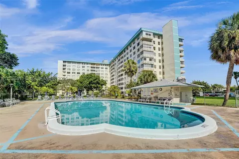 4330 Hillcrest Dr #116, Hollywood, FL 33021