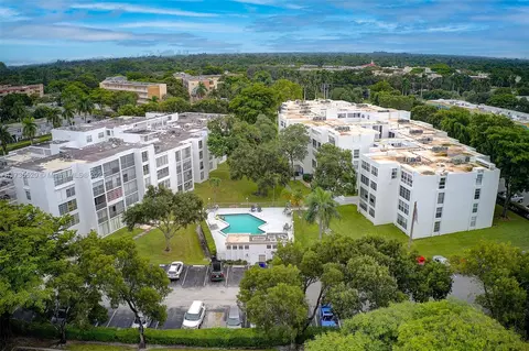 6903 Cypress Rd #B19, Plantation, FL 33317
