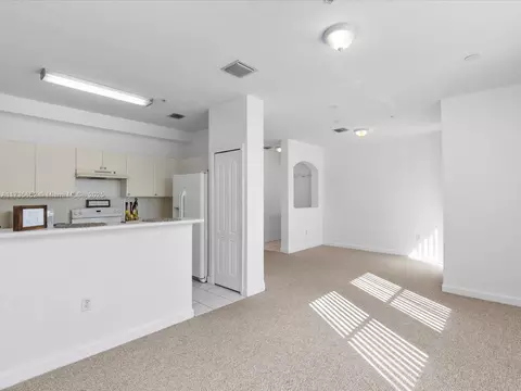 120 Jacaranda Country Club Dr #200, Plantation, FL 33324