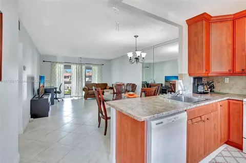 4801 NW 34th St #612, Lauderdale Lakes, FL 33319