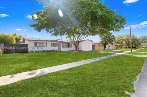 7710 NW 6th Ct, Pembroke Pines, FL 33024