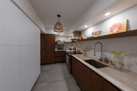 90 Edgewater Dr #607, Coral Gables, FL 33133