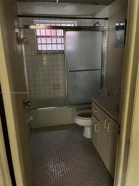 Bath - Undisclosed, Hialeah, FL 33012 photo 1 of 3