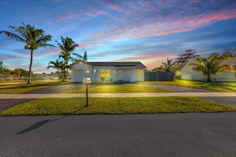 912 Cardinal Pl, Homestead, FL 33035