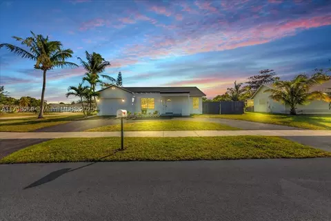 912 Cardinal Pl, Homestead, FL 33035