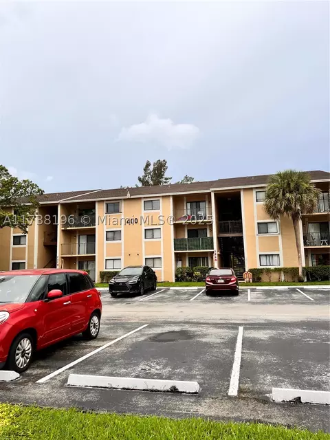 400 W Palm Cir W #204, Pembroke Pines, FL 33025