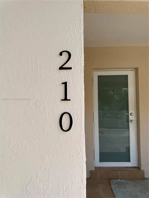 210 NE 44th St, Miami, FL 33137