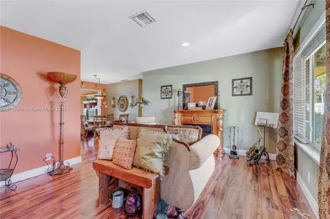 735 W 69th Pl, Hialeah, FL 33014 photo 6