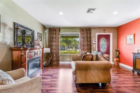 735 W 69th Pl, Hialeah, FL 33014 photo 4
