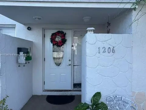 1206 Seaview #1206, North Lauderdale, FL 33068