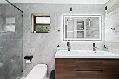 Bath - 901 Apache St, Miami Springs, FL 33166 photo 1 of 5