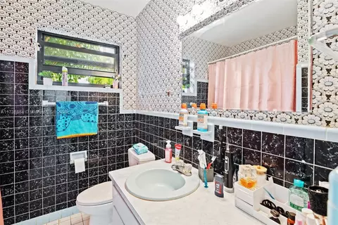 Bath - 901 Apache St, Miami Springs, FL 33166 photo 3 of 5