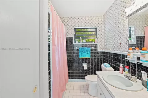 Bath - 901 Apache St, Miami Springs, FL 33166 photo 4 of 5