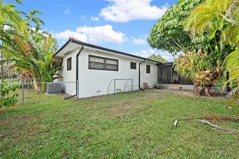 Exterior - 901 Apache St, Miami Springs, FL 33166 photo 5 of 5