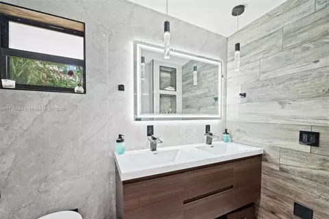 Bath - 901 Apache St, Miami Springs, FL 33166 photo 2 of 5