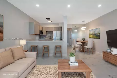 820 SW 11th Ave #14B, Hallandale Beach, FL 33009