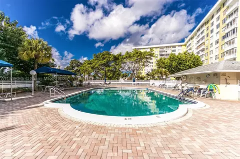 4350 Hillcrest Dr #812, Hollywood, FL 33021