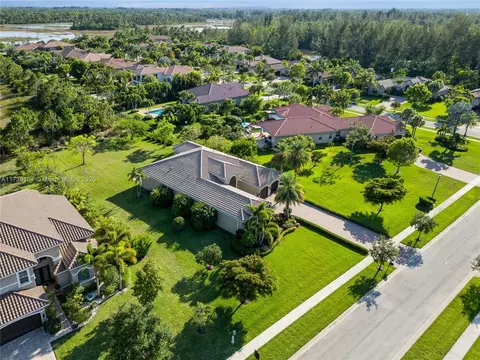 7803 Maywood Crest Dr, Palm Beach Gardens, FL 33412