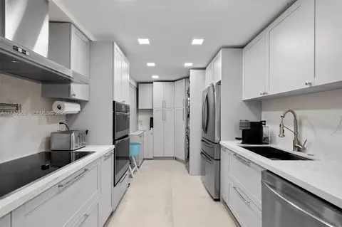 Kitchen - 1121 Crandon Blvd #E503, Key Biscayne, FL 33149 photo 1 of 1