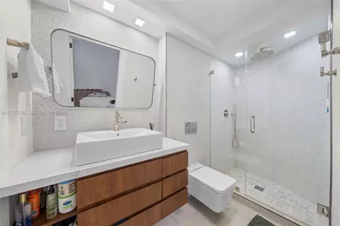 Bath - 1121 Crandon Blvd #E503, Key Biscayne, FL 33149 photo 1 of 1