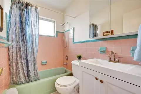 Bath - 1895 W 2nd Ave, Hialeah, FL 33010 photo 2 of 4