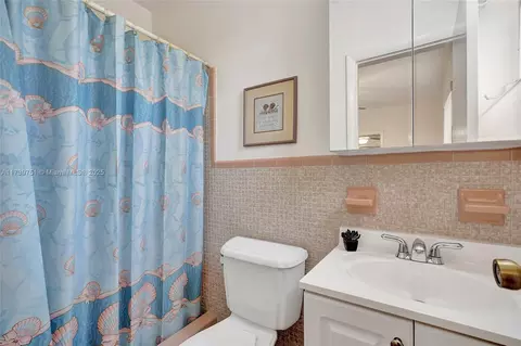 Bath - 1895 W 2nd Ave, Hialeah, FL 33010 photo 3 of 4