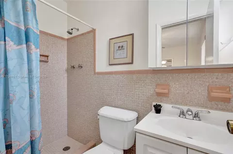 Bath - 1895 W 2nd Ave, Hialeah, FL 33010 photo 4 of 4