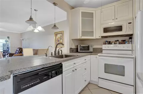 5103 NW 35th St #601, Lauderdale Lakes, FL 33319