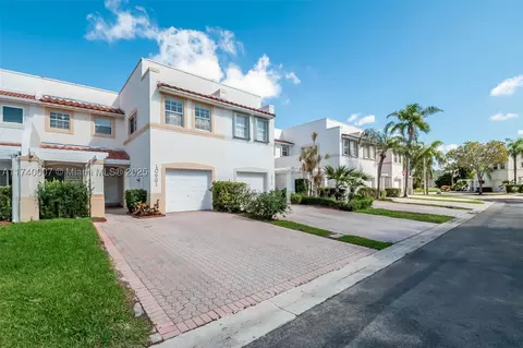 10981 NW 62nd Ter, Doral, FL 33178