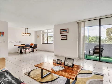10850 N Kendall Dr #303, Miami, FL 33176