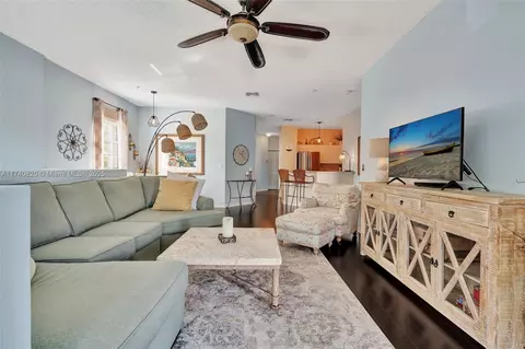 Living - 112 Lighthouse Cir #H, Tequesta, FL 33469 photo 2 of 3