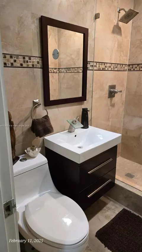 Bath - 761 NE 4th Pl, Hialeah, FL 33010 photo 2 of 3
