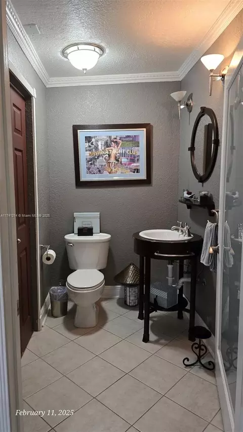 Bath - 761 NE 4th Pl, Hialeah, FL 33010 photo 3 of 3