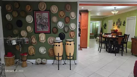 Entry Way - 761 NE 4th Pl, Hialeah, FL 33010 photo 2 of 2
